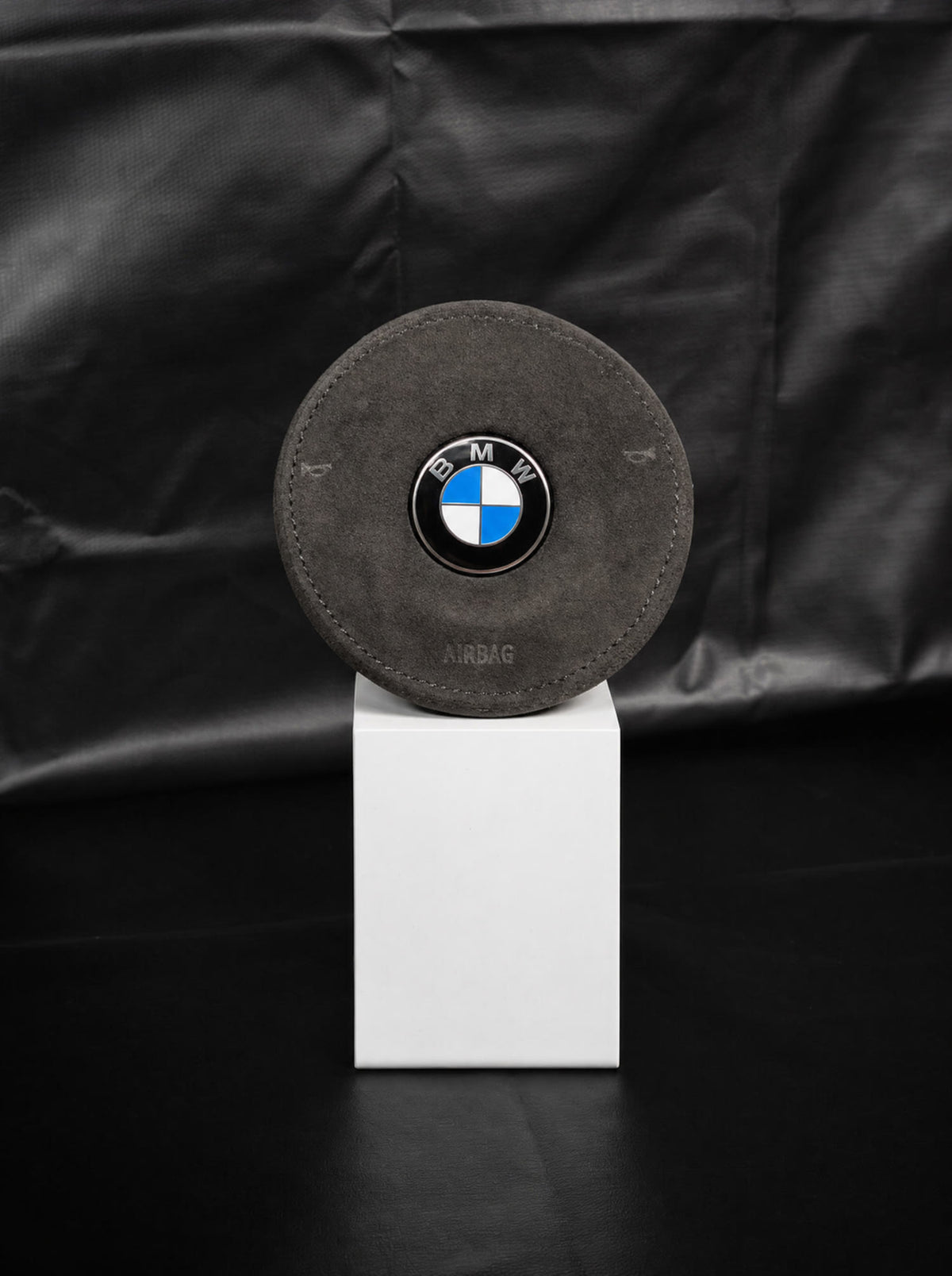 Módulo de airbag BMW M en alcantara sobre peana