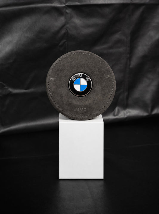 Módulo de airbag BMW M en alcantara sobre peana