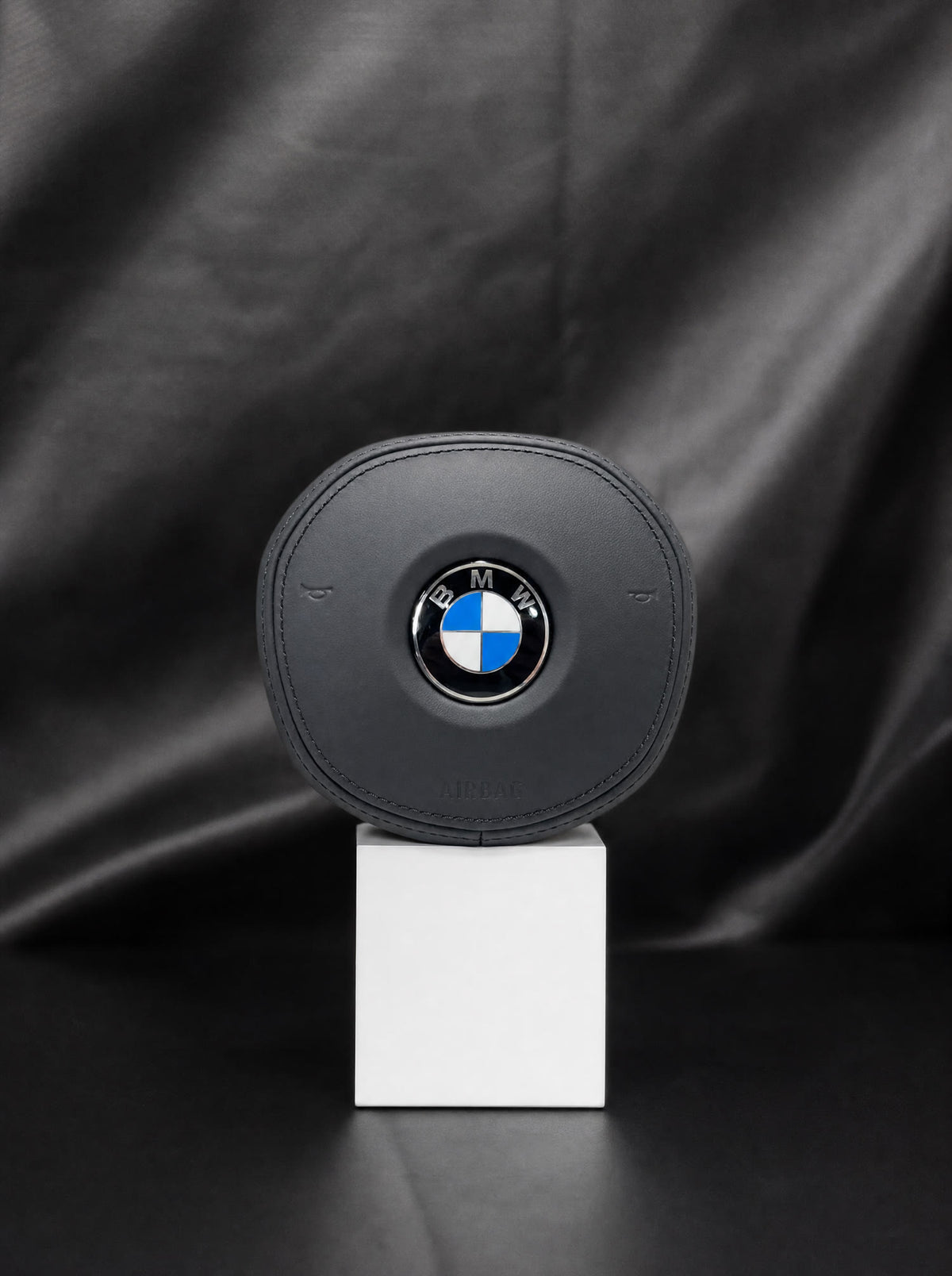 Módulo de airbag BMW M en cuero para serie G sobre peana