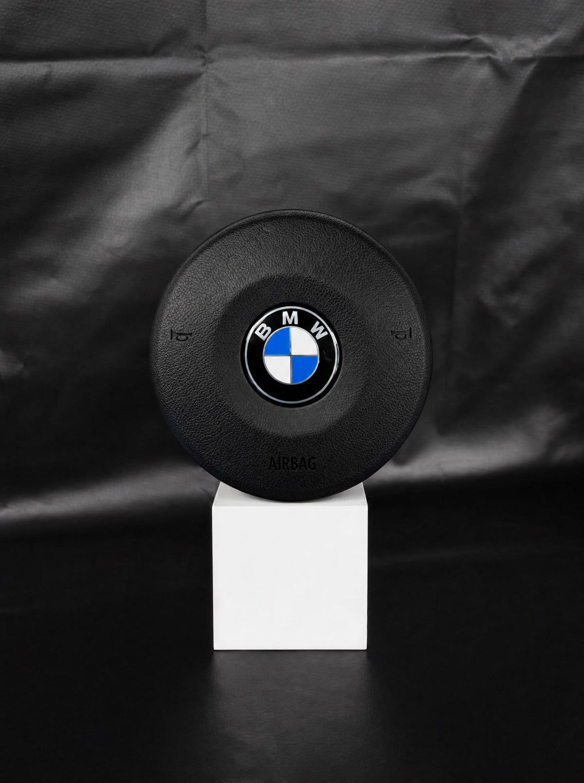 Módulo de airbag original BMW M Sport sobre peana