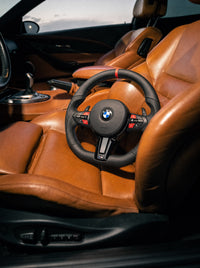 Volante BMW de cuero perforado M Sport sobre el asiento de un BMW