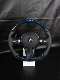Volante BMW de fibra de carbono forjada con LED sobre peana
