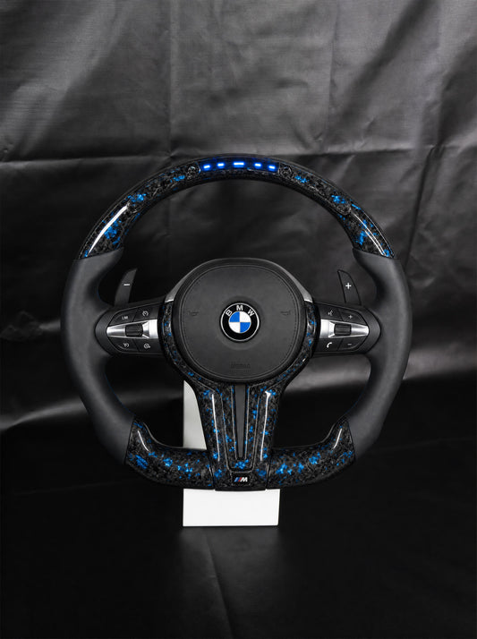 Volante BMW de fibra de carbono forjada con LED sobre peana
