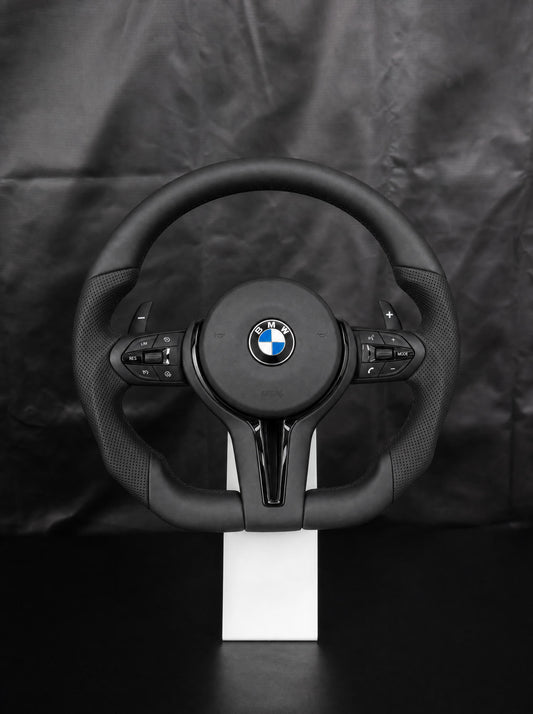Volante deportivo de cuero M para BMW sobre peana