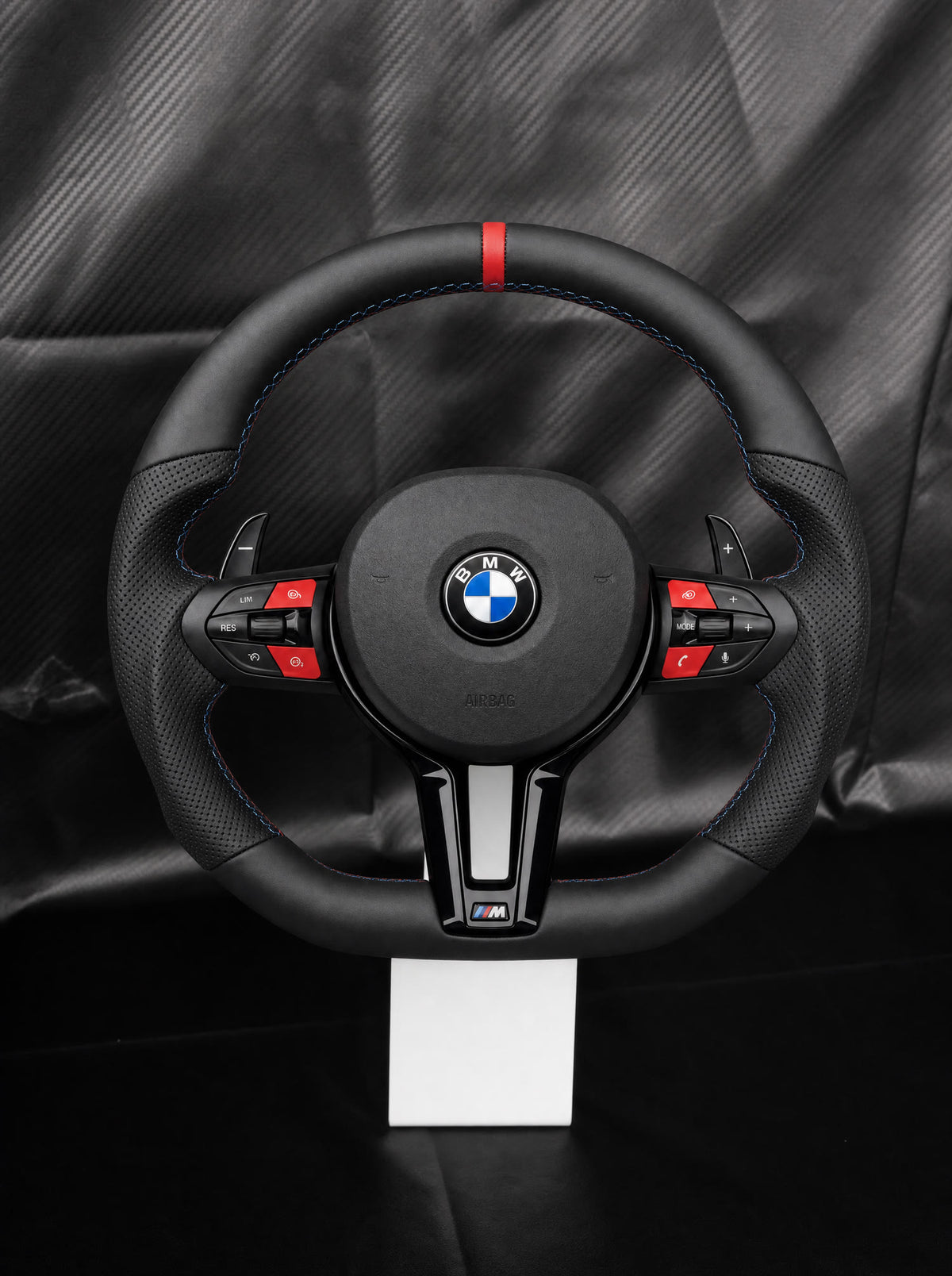 Volante BMW de cuero perforado M Sport sobre peana