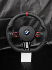 Volante BMW de cuero perforado M Sport sobre peana