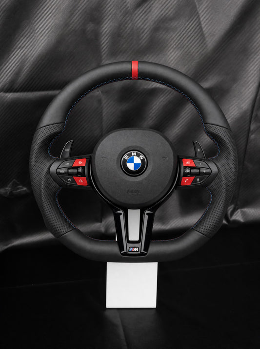 Volante BMW de cuero perforado M Sport sobre peana